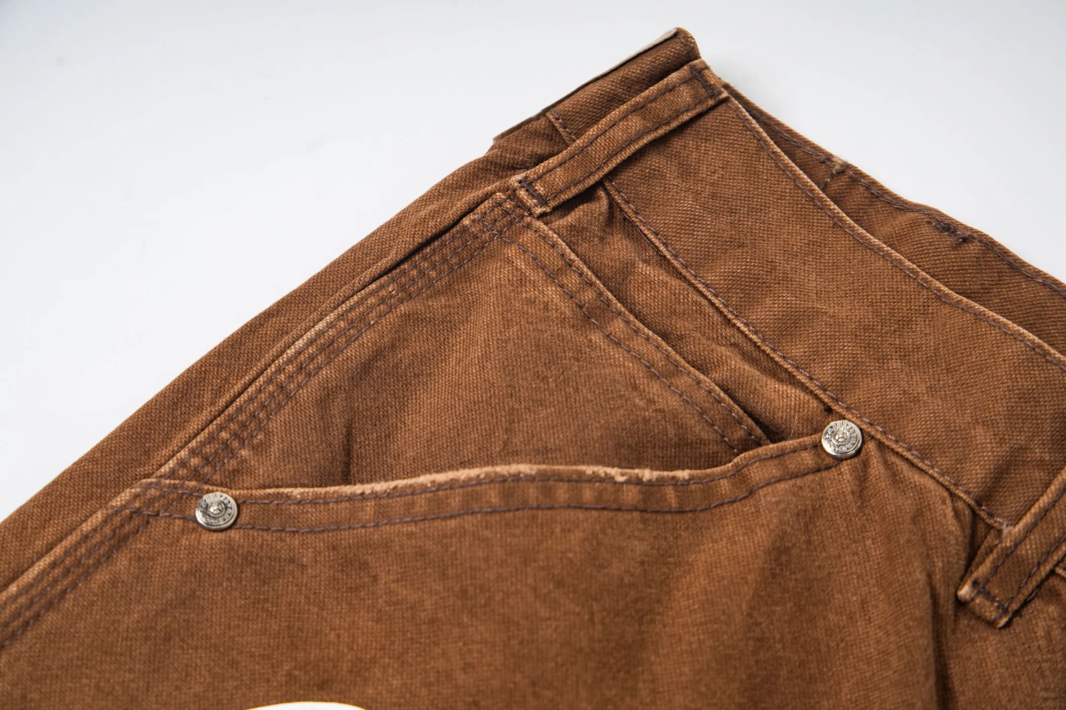 P260 Chrome Hearts new logging pants, yellow patchwork leather embroidered jeans, are a hot trend this season and are sought after by countless celebrities and fashionistas. The neat details of the cutting process add color to the playful fashion! The neat and meticulous design, and the well-fitting structure is unique. The upper body not only has outstanding recognition, but also looks younger and younger. A style with the ultimate wearing meaning and performance, gorgeous color matching, and the craftsmanship of this style is also extremely extraordinary. After the finished product is washed, it is disassembled and hand-made with sheepskin cross leather and then spliced ​​together to complete. The whole piece has too many craftsmanship to describe. It is decorated with patchwork cross flowers and high-waisted washed jeans! ! Absolutely high-end luxury product, a god-level single product, a super popular product, made by top heavy industry, a magic weapon that cannot be missed. Style number: 1848# Size: 28 30 32 34 36 Color: yellow brown